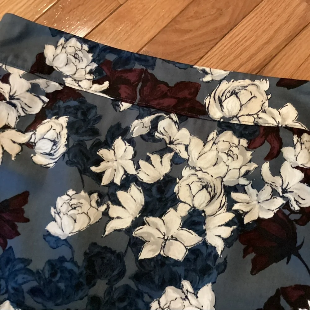 NEVER WORN LOFT 100% COTTON LINED PENCIL SKIRT BEAUTIFUL BLUE FLORAL 8